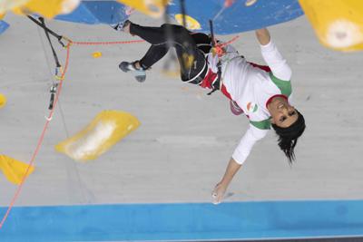 La deportista iraní Elnaz Rekabi compite durante la final de Bloque y Dificultad del Campeonato de Asia de Escalada, en Seúl, el domingo 16 de octubre de 2022. (Rhea Khang/Federación Internacional de Escalada Deportiva via AP)