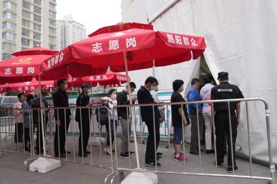 Residentes hacen fila en el exterior de un centro de vacunación contra el COVID-19, en Beijing, el 2 de junio de 2021. (AP Foto/Ng Han Guan)