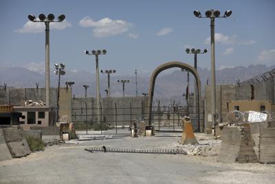 En la imagen, vista de un acceso a la base aérea de Bagram , en Afganistán, el 25 de junio de 2021. (AP Foto/Rahmat Gul)