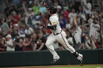 Bravos superan 8-5 a Filis con bates de Riley y d'Arnaud 7 Austin Riley, de los Bravos de Atlanta, reacciona mientras corre las bases después de conectar su segundo jonrón del juego en la quinta entrada de un juego de béisbol contra los Filis de Filadelfia, el jueves 25 de mayo de 2023, en Atlanta. (Foto AP/John Bazemore)