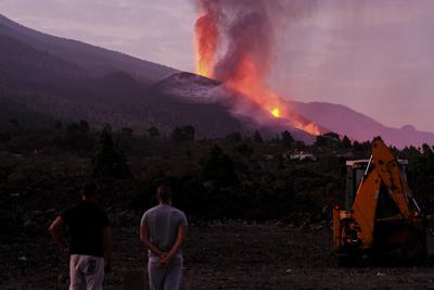 Fluye lava de un volcán en la isla La Palma, de las Canarias, España, viernes 1 de octubre de 2021. (AP Foto/Daniel Roca)