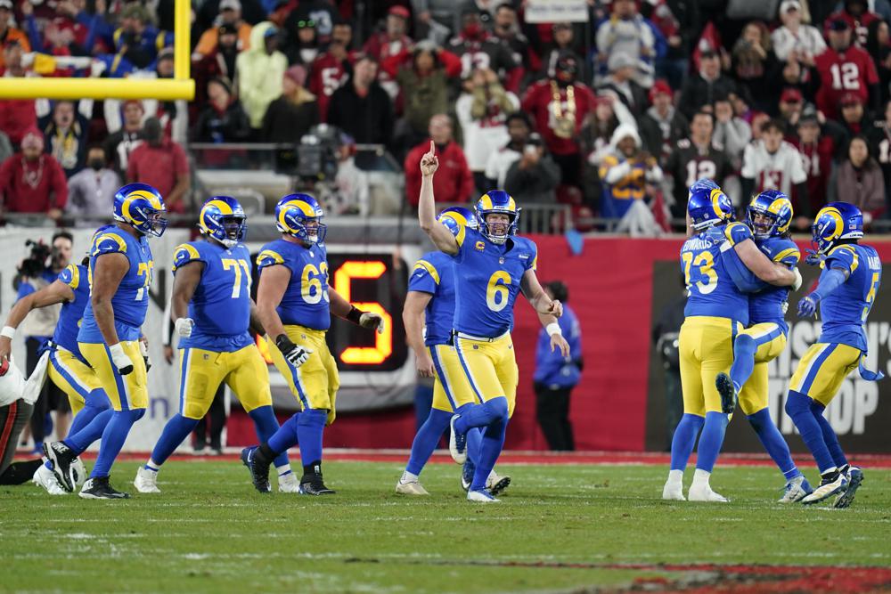 El titular de los Rams de Los Ángeles, Johnny Hekker (6), celebra con sus compañeros de equipo después de que el pateador Matt Gay anotó el gol de campo ganador del juego contra los Bucaneros de Tampa Bay durante los segundos finales de un partido de fútbol americano de la ronda divisional de la NFL, el domingo 23 de enero de 2022, en Tampa, Florida (Foto AP/John Raoux)