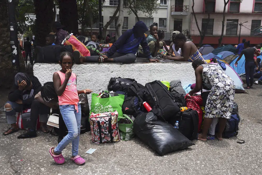 Migrantes haitianos acampan en la plaza Giordano Bruno en la Ciudad de México, el jueves 18 de mayo de 2023. (AP Foto/Marco Ugarte)