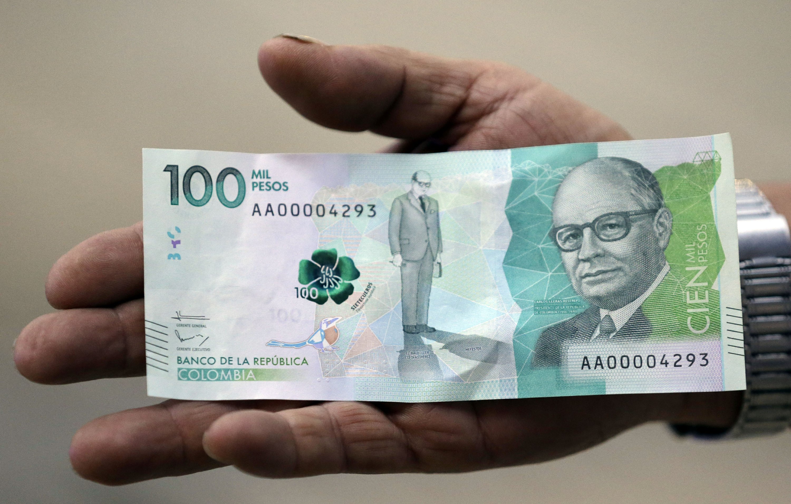 Comienza a circular en Colombia billete de 100.000 pesos AP News