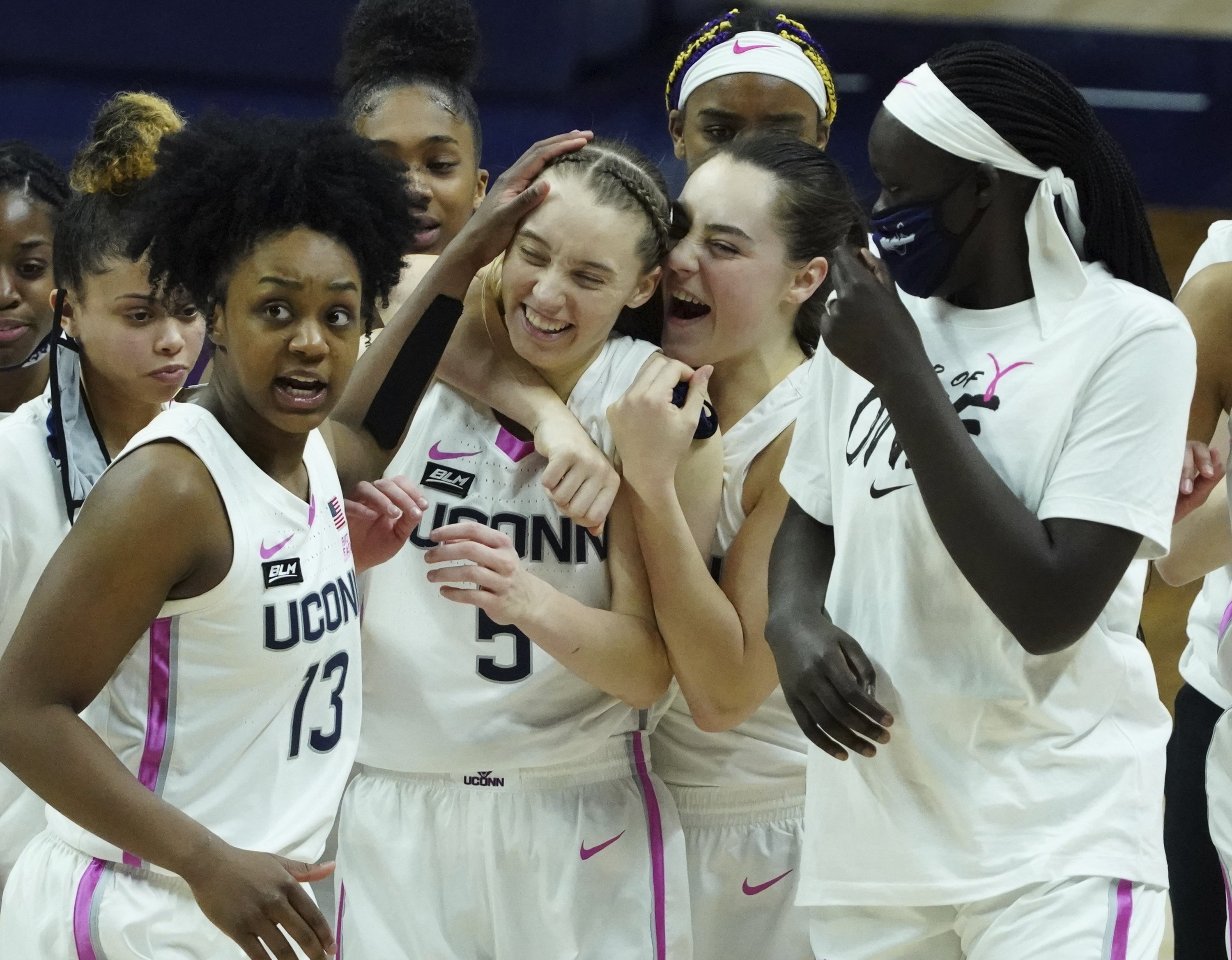 New UConn No. 1 in the top 25 female AP;  South carolina falls