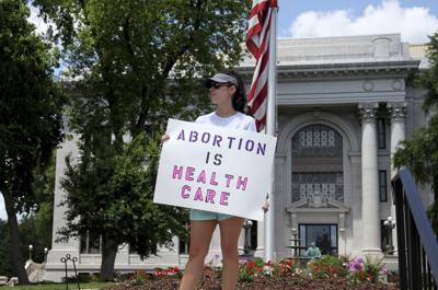 Jessica Smith, manifestante por el derecho al aborto, alza un cartel con la leyenda "el aborto es atención de la salud" frente a la corte del condado de Hamilton, 14 de mayo de 2022 en Chattanooga, Tennessee. (AP Foto/Ben Margot, File)