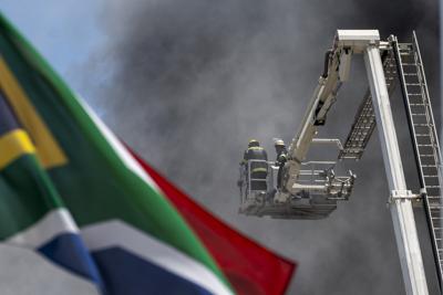 Bomberos combaten un incendio en el edificio del Parlamento de Sudáfrica, el domingo 2 de enero de 2022, en Ciudad del Cabo. (AP Foto/Jerome Delay)