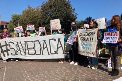 Un grupo de más de 50 activistas comunitarios y otras personas reunidos el viernes 14 de octubre de 2022 en un parque junto a un tribunal federal de Houston, en apoyo a la política federal que impide la deportación de cientos de miles de migrantes que fueron traídos a Estados Unidos cuando eran niños. (AP Foto/Juan A. Lozano)