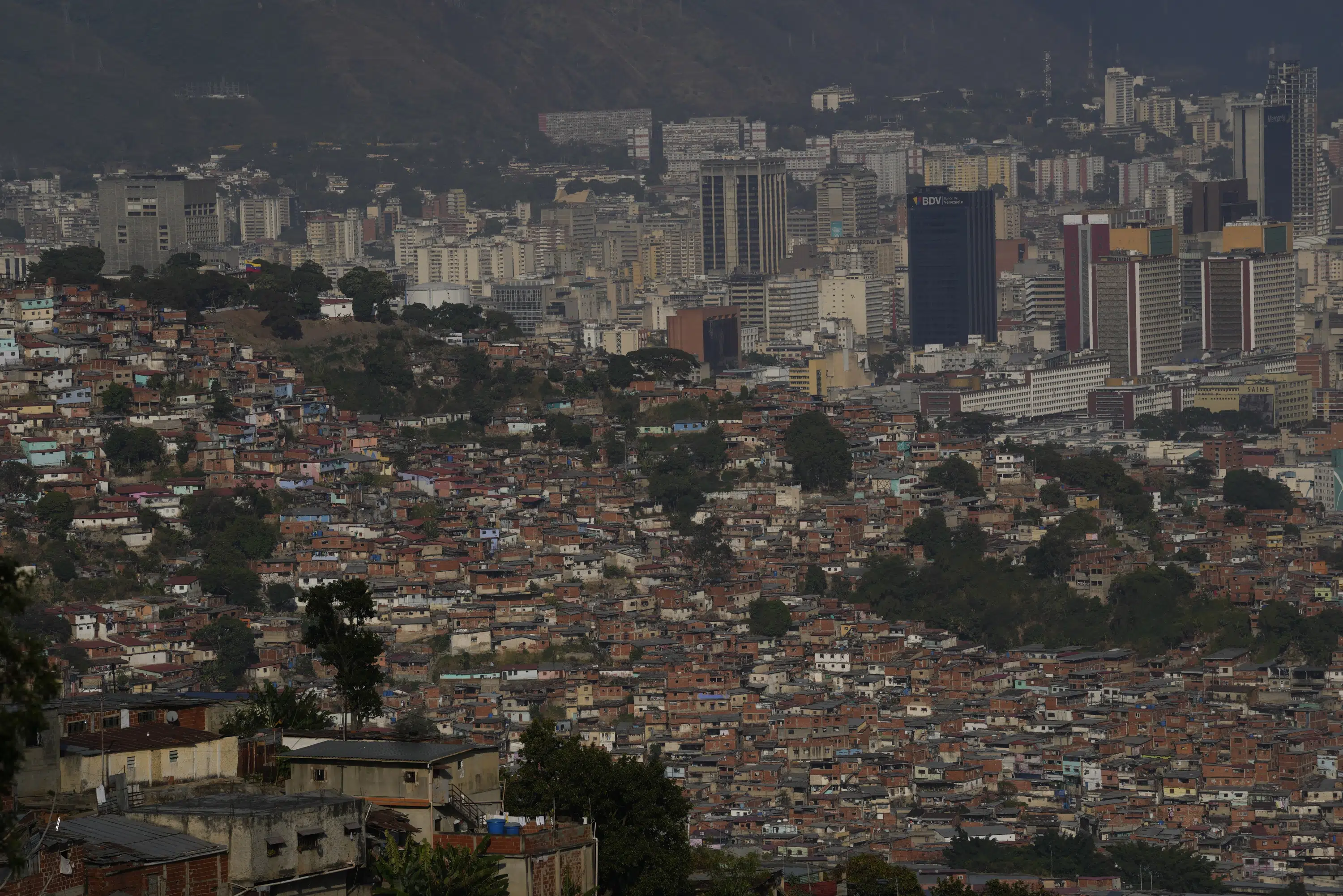 Los gobiernos prometen dinero, se enfocan en la crisis de Venezuela