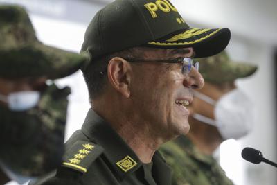 El general Jorge Luis Vargas, director de la Policía Nacional de Colombia, habla en una conferencia de prensa el viernes 9 de julio de 2021 sobre la presunta participación de exsoldados colombianos en el asesinato del presidente haitiano Jovenel Moïse, en Bogotá, Colombia. (AP Foto/Iván Valencia)