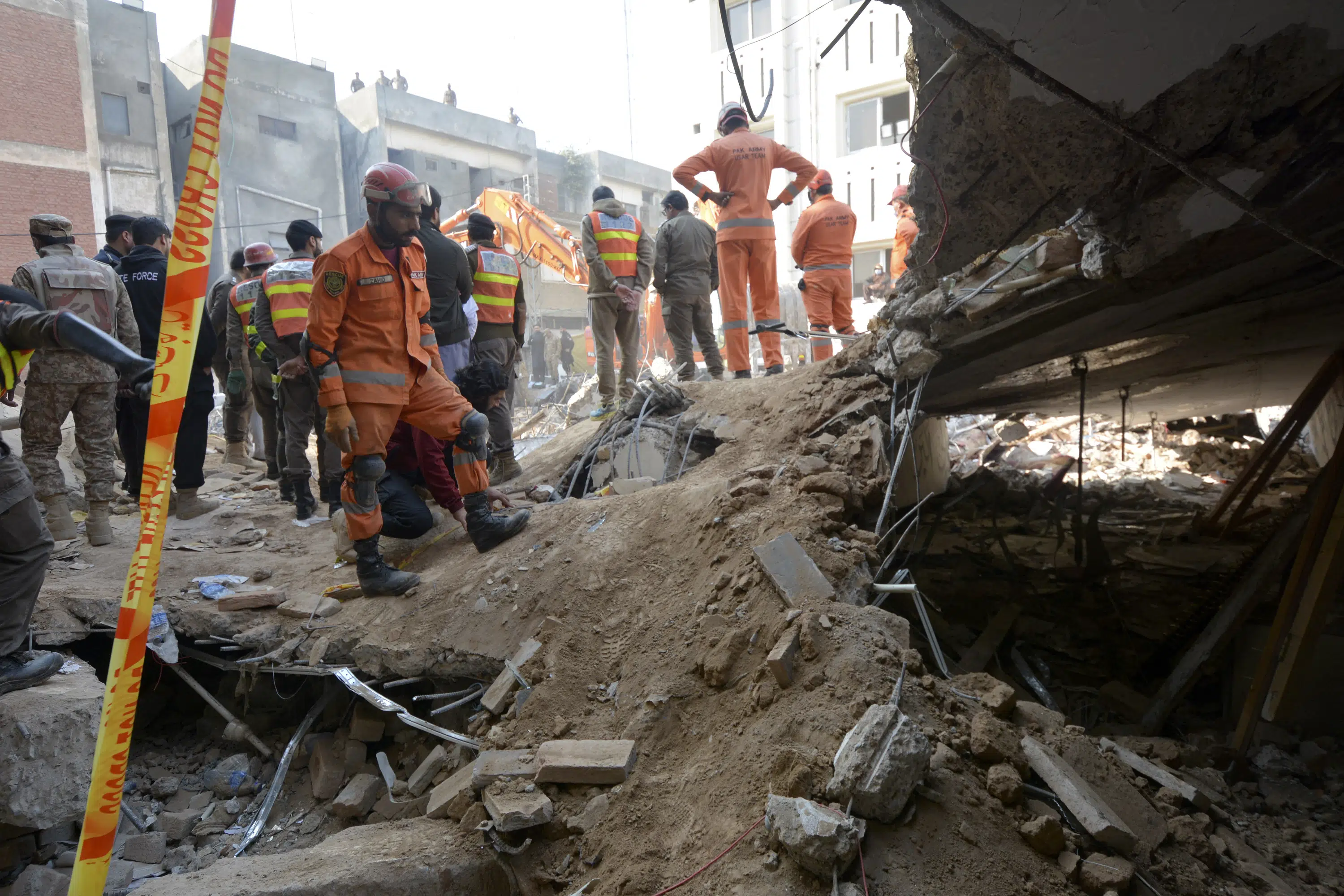 Pakistan bombing raises fears over security breach, 100 dead - The Associated Press - en Español