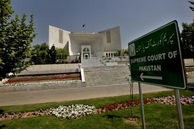 Vista general de la Corte Suprema, donde se realizaron audiencias para la disolución del Parlamento solicitada por el primer ministro Imran Khan en Islamabad, Pakistán, jueves 7 de abril de 2022.  (AP Foto/Anjum Naveed)