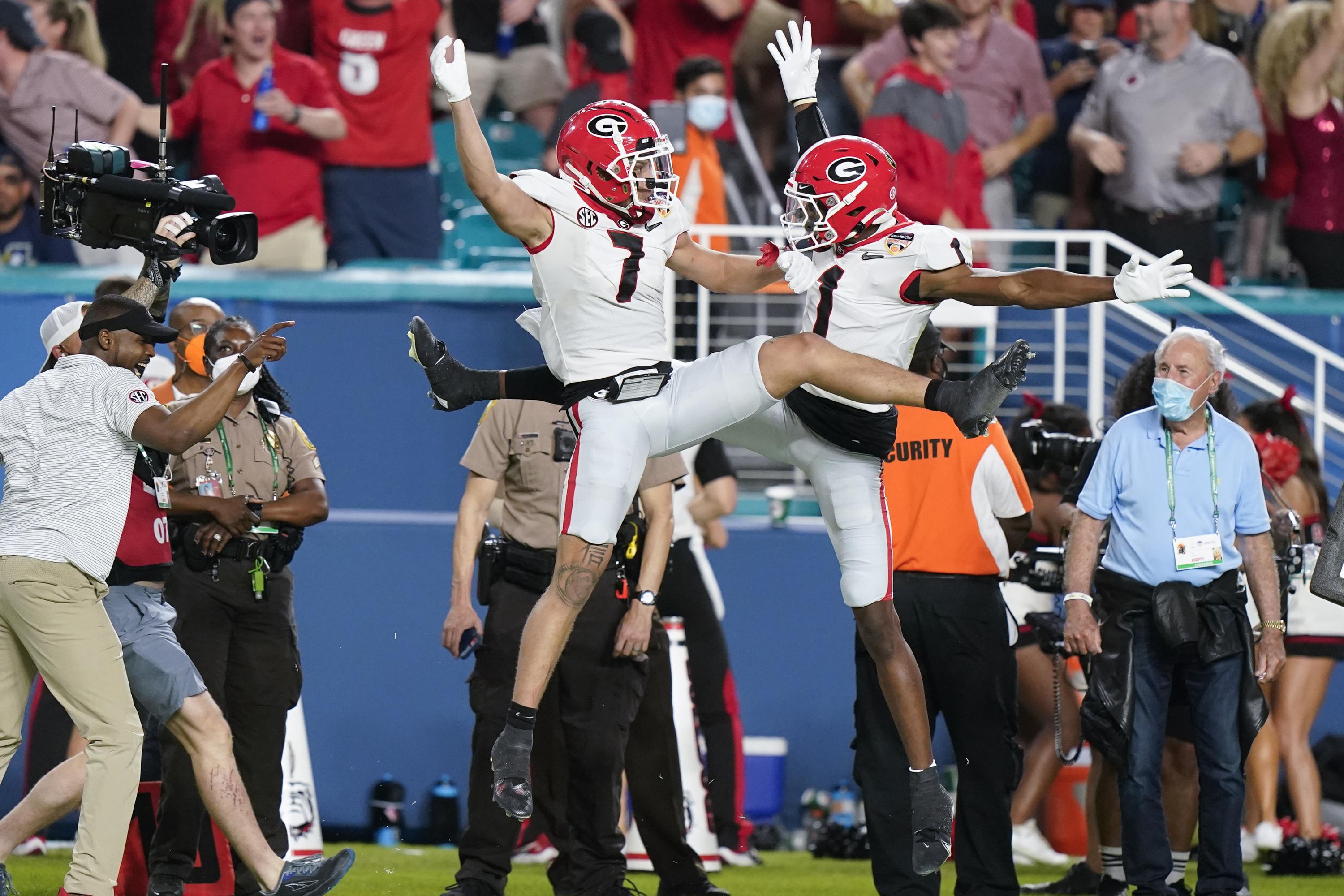 College football scores, results: Michigan gets signature win over Penn  State; Georgia and Alabama roll; Washington survives [Video]