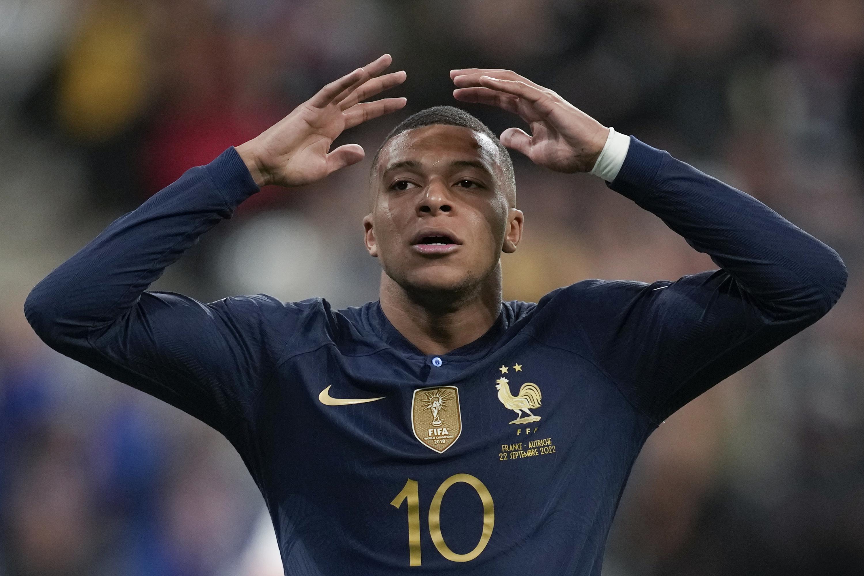 Football : Kylian Mbappé, Randal Kolo Muani, Antoine Griezmann et Karim  Benzema parmi les 30 nommés au Ballon d'Or