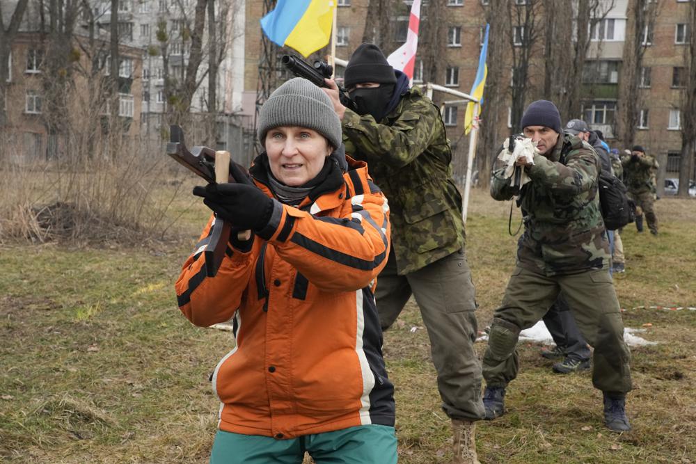 Civiles entrenan con miembros de la Legión Georgiana, una unidad paramilitar formada principalmente por voluntarios de etnia georgiana para luchar contra las fuerzas rusas en Ucrania en 2014, en Kiev, Ucrania, el sábado 19 de febrero de 2022. Los líderes separatistas en el este de Ucrania ordenaron un movilización militar total en medio de crecientes temores en Occidente de que Rusia planea invadir el país vecino.  El anuncio del sábado se produjo en medio de un aumento de la violencia a lo largo de la línea de contacto entre las fuerzas ucranianas y los rebeldes prorrusos en los últimos días.  (Foto AP/Efrem Lukatsky)