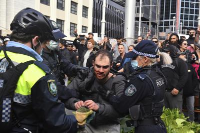 Un manifestante es arrestado por la policía en una protesta ante el Ayuntamiento de Sydney contra los encierros por el coronavirus el sábado, 24 de julio del 2021. (Mick Tsikas/AAP Image vía AP)