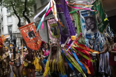 Bailarines actúan en una fiesta precarnaval del bloco "Cordao do Boitata" en Río de Janeiro, 12 de febrero de 2023. El carnaval comienza oficialmente el 17 de febrero. (AP Foto/Bruna Prado)