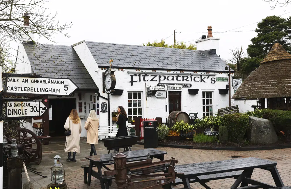 EL TÍTULO CORRIGE LA INFORMACIÓN Los clientes ingresan al pub Fitzpatrick's cerca de Dundalk, Irlanda, el miércoles 5 de abril de 2023 que Biden visitó en 2016. El presidente de los Estados Unidos, Joe Biden, visitó el pub en 2016 y debe regresar al área la próxima semana.  Biden también visitará Irlanda del Norte la próxima semana para conmemorar los 25 años desde el acuerdo de paz del Viernes Santo.  (Foto AP/Peter Morrison)