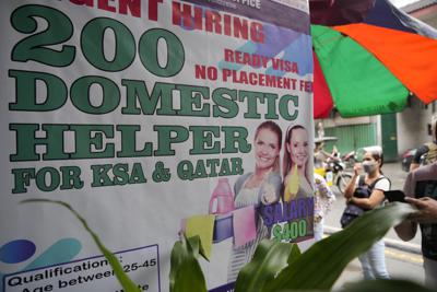 Cartel de Manila ofreciendo treabajo a empleadas domésticas en el Medio Oriente. Facebook y sus plataformas son usadas para reclutar ilegalmente estas trabajadoras, según denuncias. (AP Photo/Aaron Favila)