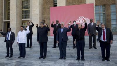 Gobernantes posan para a foto en la Cumbre del ALBA en La Habana, Cuba, el martes 14 de diciembre de 2021. En la primera fila de derecha a izquierda: los presidentes de San Vicente y las Granadinas, Raph Gonzalvez; de Nicaragua, Daniel Ortega; de Cuba, Miguel Díaz-Canel; de Venezuela, Nicolas Maduro, y de Bolivia, Luis Arce, así como el primer ministro de Granada, Keith Claudius Mitchel. Atrás otros gobernantes no identificados. (AP Foto/Ismael Francisco)