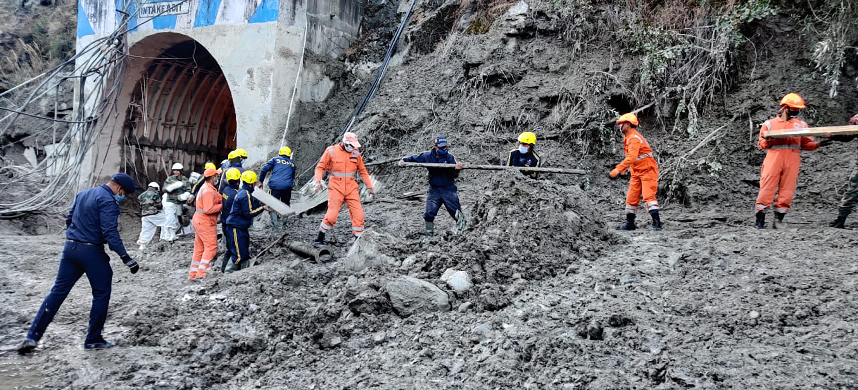 Záchranáři v Indii kopali 37 uvězněných v ledovcových povodních