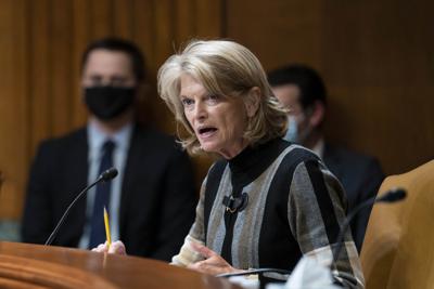 La senadora republicana Lisa Murkowski habla durante una audiencia en el Senado, el 1 de febrero de 2022, en el Capitolio, en Washington. (Sarah Silbiger/The New York Times vía AP, Pool)