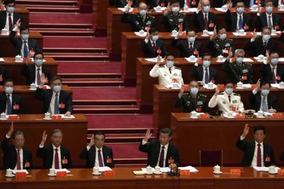 El presidente de China, Xi Jinping (fila inferior, centro), y otros delegados, durante la ceremonia de clausura del 20mo Congreso Nacional del Partido Comunista de China, en el Gran Salón del Pueblo, en Beijing, el 22 de octubre de 2022. (AP Foto/Ng Han Guan)