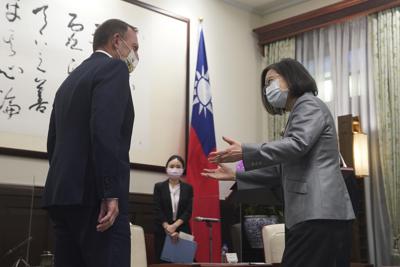 La presidenta de Taiwán, Tsai Ing-wen (derecha), reacciona en un momento de su reunión con el exprimer ministro de Australia, Tony Abbott, en la Oficina Presidencial, en Taipéi, Taiwán, el 7 de octubre de 2021. (Pool Foto vía AP Foto)