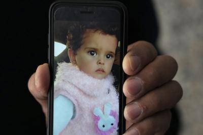 Jalal al-Masri muestra una foto de su hija Fatma, fallecida a los 19 meses de edad al no recibir tratamiento para un problema cardíaco congénito. Debía salir de la Franja de Gaza para se tratada, pero la familia nunca recibió el permiso que necesitan los palestinos para salir de ese territorio, sometido a un fuerte bloqueo de Israel y Egipto. (AP Photo/Adel Hana)