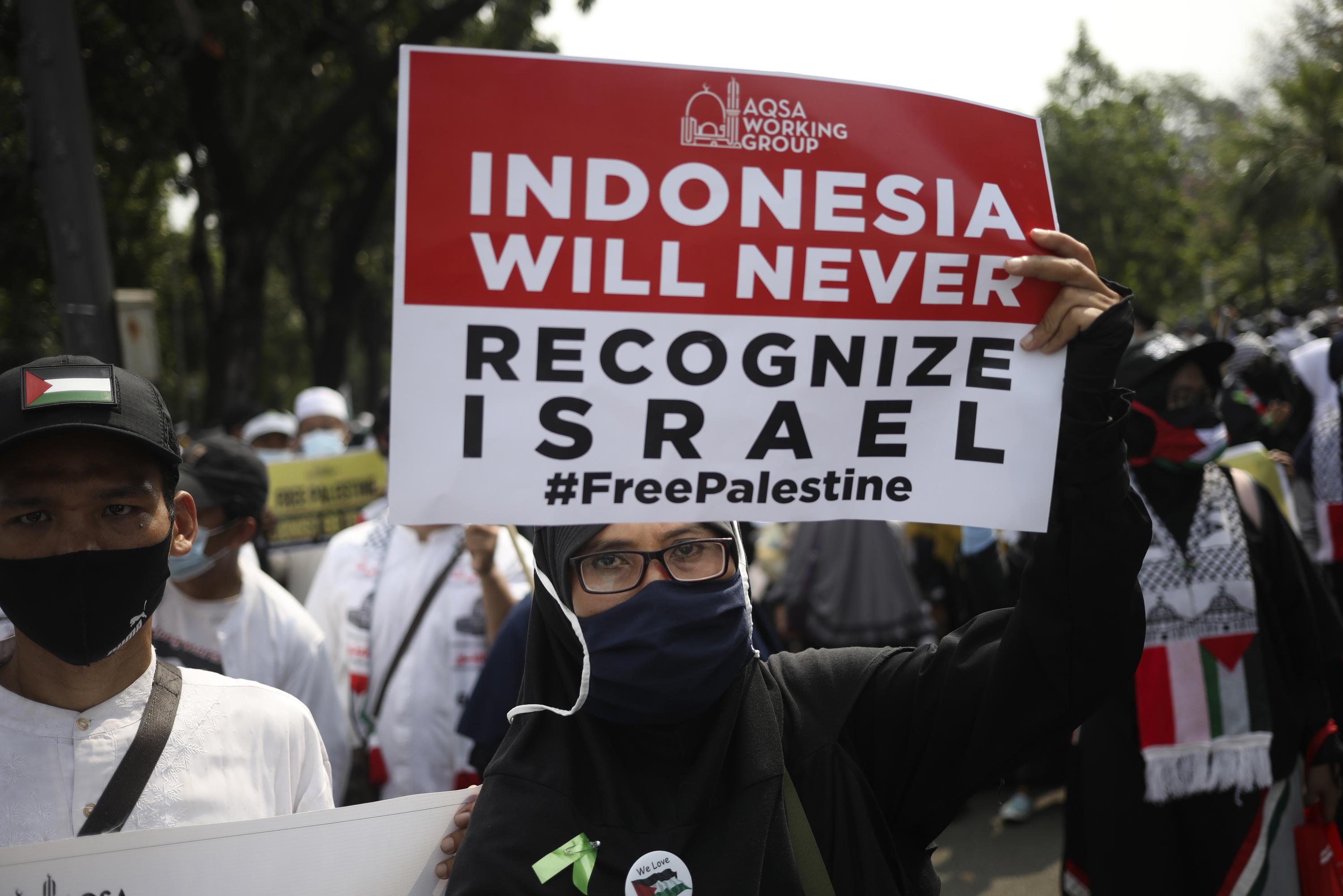 Indonesia Muslims protest at US Embassy over Israel strikes