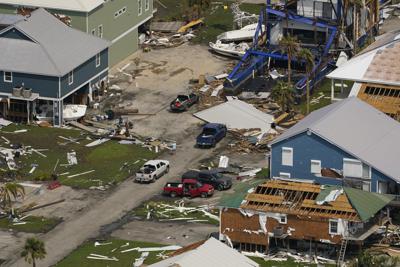 En esta fotografía aérea se muestran los restos de casas en Golden Meadow, Luisiana, el lunes 6 de septiembre de 2021, luego del paso del huracán Ida. (AP Foto/Matt Slocum)