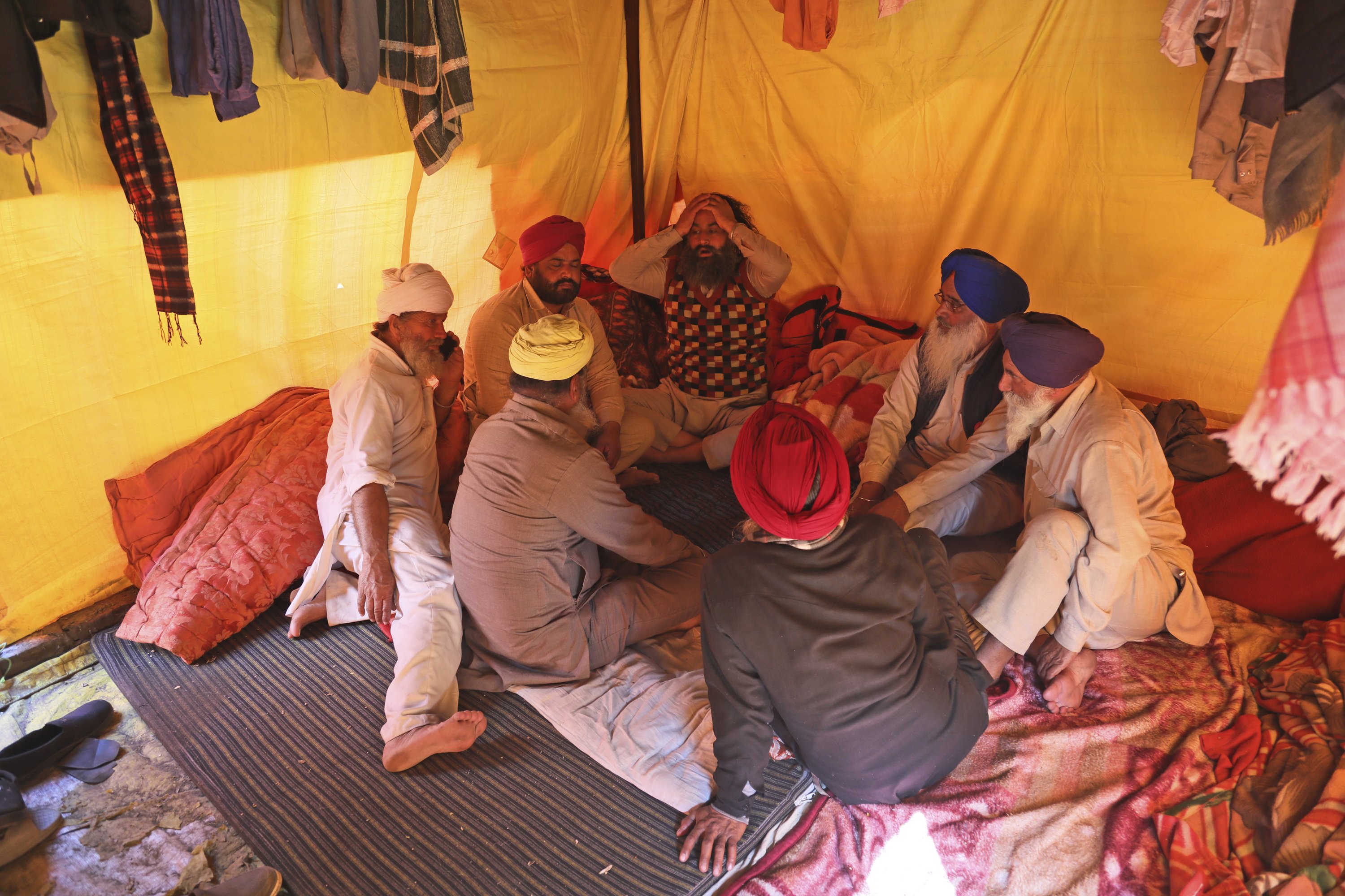 Protesting farmers return to camp after invading Indian fort