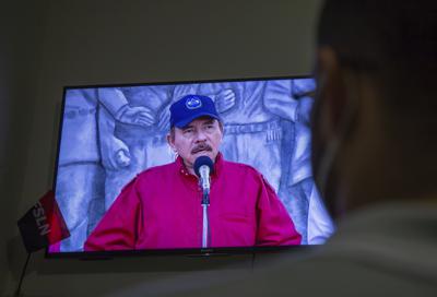 Un hombre observa en televisión un discurso del presidente Daniel Ortega el miércoles 23 de junio de 2021, en su casa en Managua, Nicaragua. (AP Foto/Miguel Andrés)