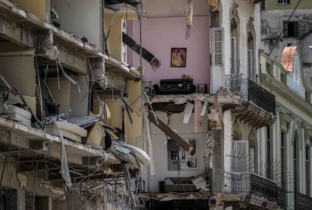 Muebles, muñecos de peluche y retratos adornan un apartamento parcialmente destruido por una explosión mortal en el cercano Hotel Saratoga, en La Habana Vieja, Cuba, el lunes 9 de mayo de 2022. (AP Foto/Ramón Espinosa)