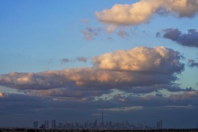El paisaje del centro de Dubái en un inusual día nublado, al atardecer en Dubái, Emiratos Árabes Unidos, el sábado 4 de diciembre de 2021. (AP Foto/Jon Gambrell)