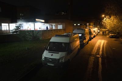 Ambulancias con enfermos con sospecha de haber contraido COVID-19 hacen fila fuera de una UCI de un hospital en San Petersburgo, Rusia, la noche del viernes 8 de octubre de 2021. (AP Foto/Ivan Petrov)