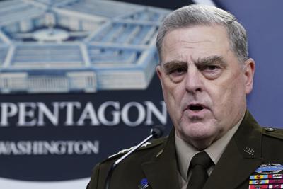 En esta imagen del 1 de septiembre de 2021, el jefe del Estado Mayor Conjunto, general Mark Milley, durante una conferencia de prensa con el secretario de Defensa, Lloyd Austin, en el Pentágono, en Washington. (AP Foto/Susan Walsh, Archivo)