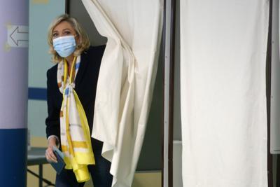 La líder de ultraderecha Marine Le Pen sale de la cabina de votación antes de votar en las elecciones regionales en Henin-Beaumont, en el norte de Francia, el domingo 27 de junio de 2021. (AP Foto/Michel Spingler)