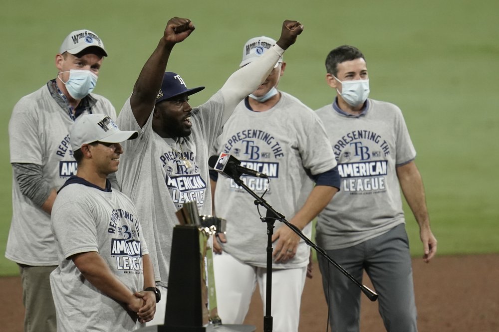 El jardinero izquierdo de los Tampa Bay Rays Randy Arozarena celebra después de recibir el premio MVP luego de su victoria contra los Astros de Houston en el Juego 7 de una Serie de Campeonato de la Liga Americana de MLB el sábado 17 de octubre de 2020.