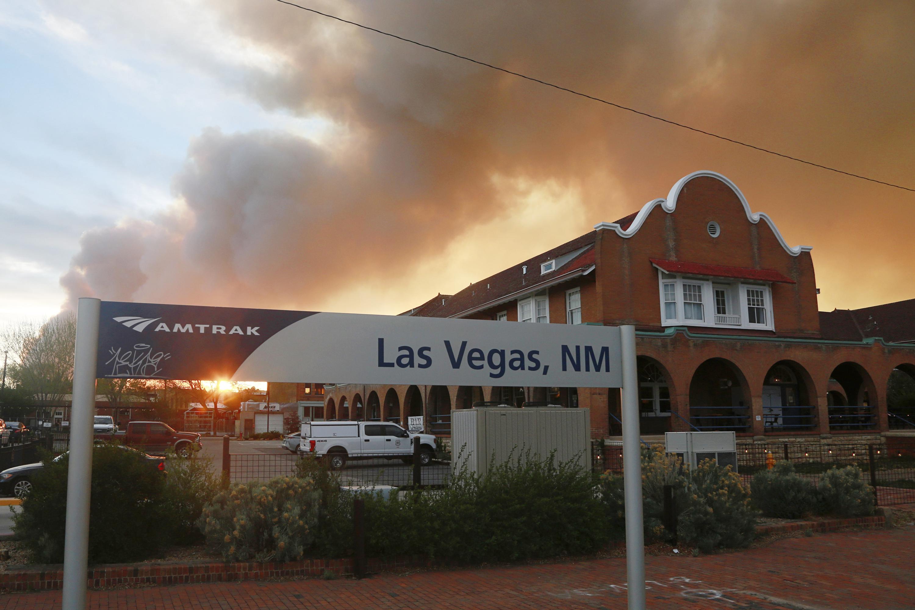 Strong, swirling winds complicate New Mexico wildfire fight | AP News