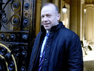 Chris Heaton-Harris, secretario de Estado para Irlanda del Norte arriba a una reunión de gabinete en Downing Street, Londres, 7 de febrero de 2023. (AP Foto/Kirsty Wigglesworth)