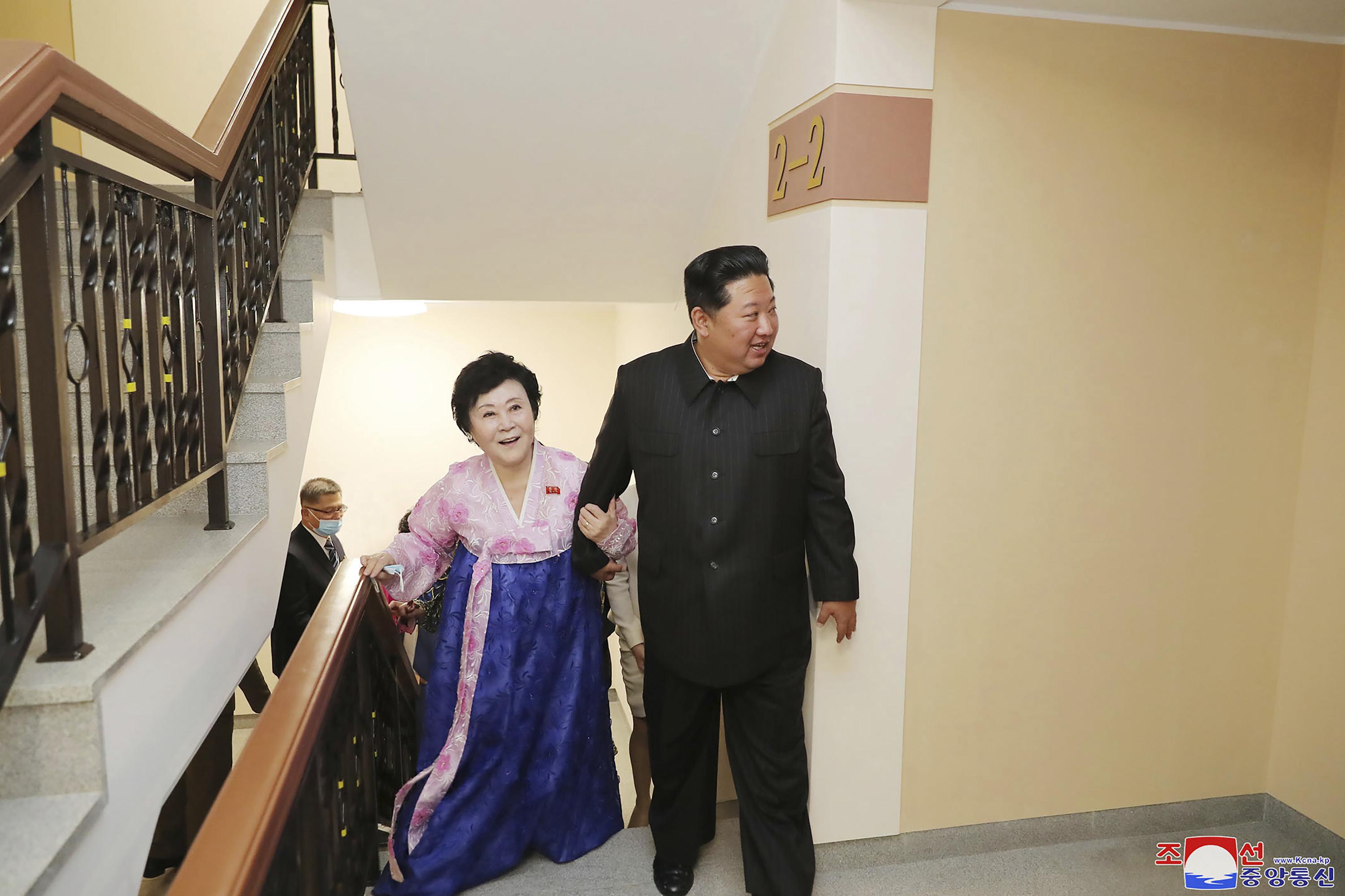 김 위원장은 북한 최고 인기 뉴스 방송사에 호화로운 집을 주었다.
