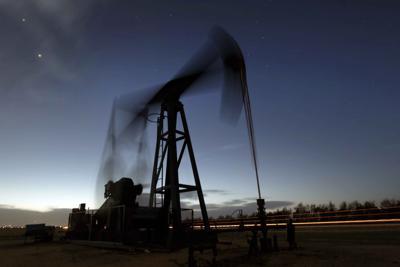 ARCHIVO - Una unidad de bombeo saca petróleo cerca de Greensburg, Kansas, el 6 de marzo de 2012. (AP Foto/Charlie Riedel, Archivo)