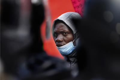 Migrantes haitianos protestan por el trato recibido por funcionarios de inmigración en Tapachula, estado de Chiapas, México, el lunes 6 de septiembre de 2021.  (AP Foto/Marco Ugarte)