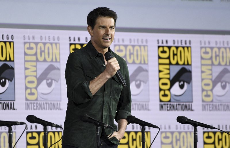 Tom Cruise Surprises Comic Con With Top Gun Sequel Trailer Tom Cruise Surprises Comic Con With Top Gun Sequel Trailer