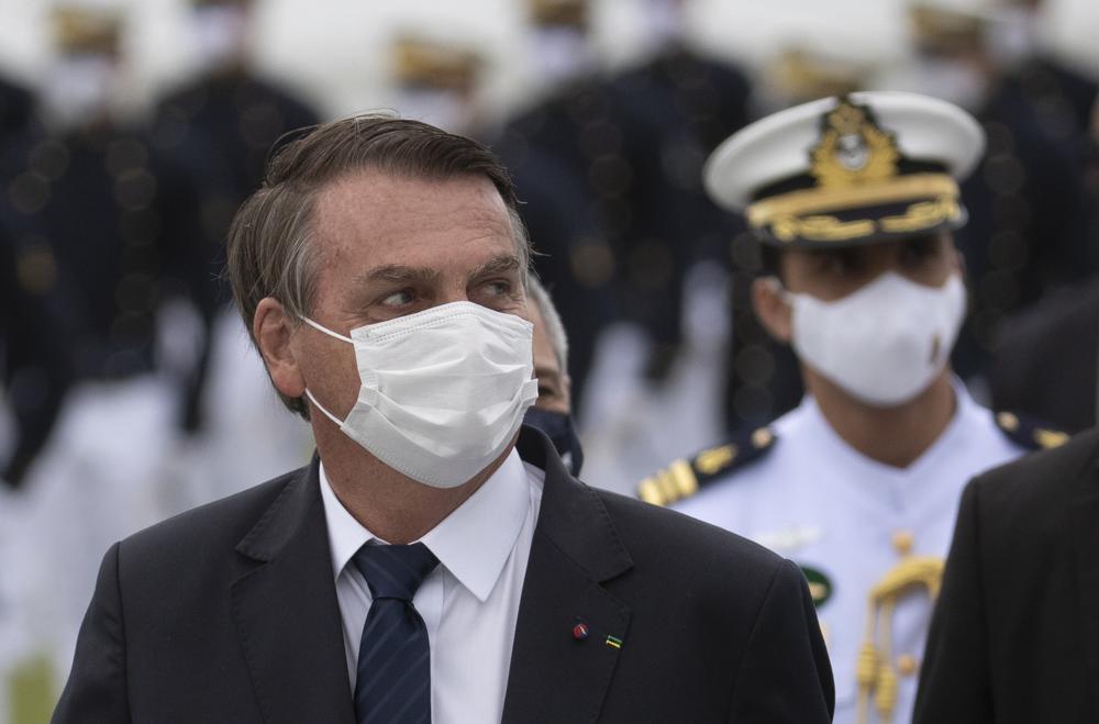 Der brasilianische Präsident Jair Bolsonaro nimmt am Samstag, den 19. Juni 2021, inmitten der COVID-19-Pandemie an einer Abschlussfeier an der Naval Academy in Rio de Janeiro, Brasilien, teil. Menschen versammelten sich am Samstag im ganzen Land, um Bolsonaros Umgang mit der Pandemie und der Wirtschaftspolitik zu protestieren, die laut Demonstranten den Interessen der Armen und der Arbeiterklasse schaden. (AP Foto/Silvia Izquierdo)