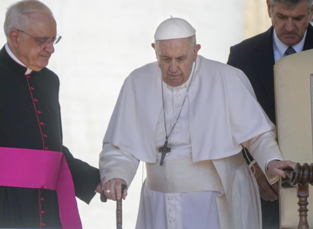 ARCHIVO El papa Francisco camina con un bastón cuando llega a su audiencia general semanal en la Plaza de San Pedro en el Vaticano, el miércoles 1 de junio de 2022. dijo el Vaticano el viernes 10 de junio de 2022, planteando más preguntas sobre los problemas de salud y movilidad del pontífice de 85 años. (Foto AP/Gregorio Borgia)