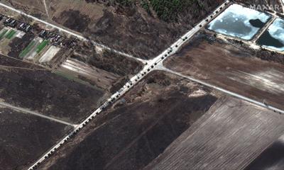 Esta imagen de satélite suministrada por Maxar Technologies muestra un convoy militar al noroeste de Invankiv, Ucrania, el lunes 28 de febrero de 2022. (Imagen satelital ©2022 Maxar Technologies vía AP)