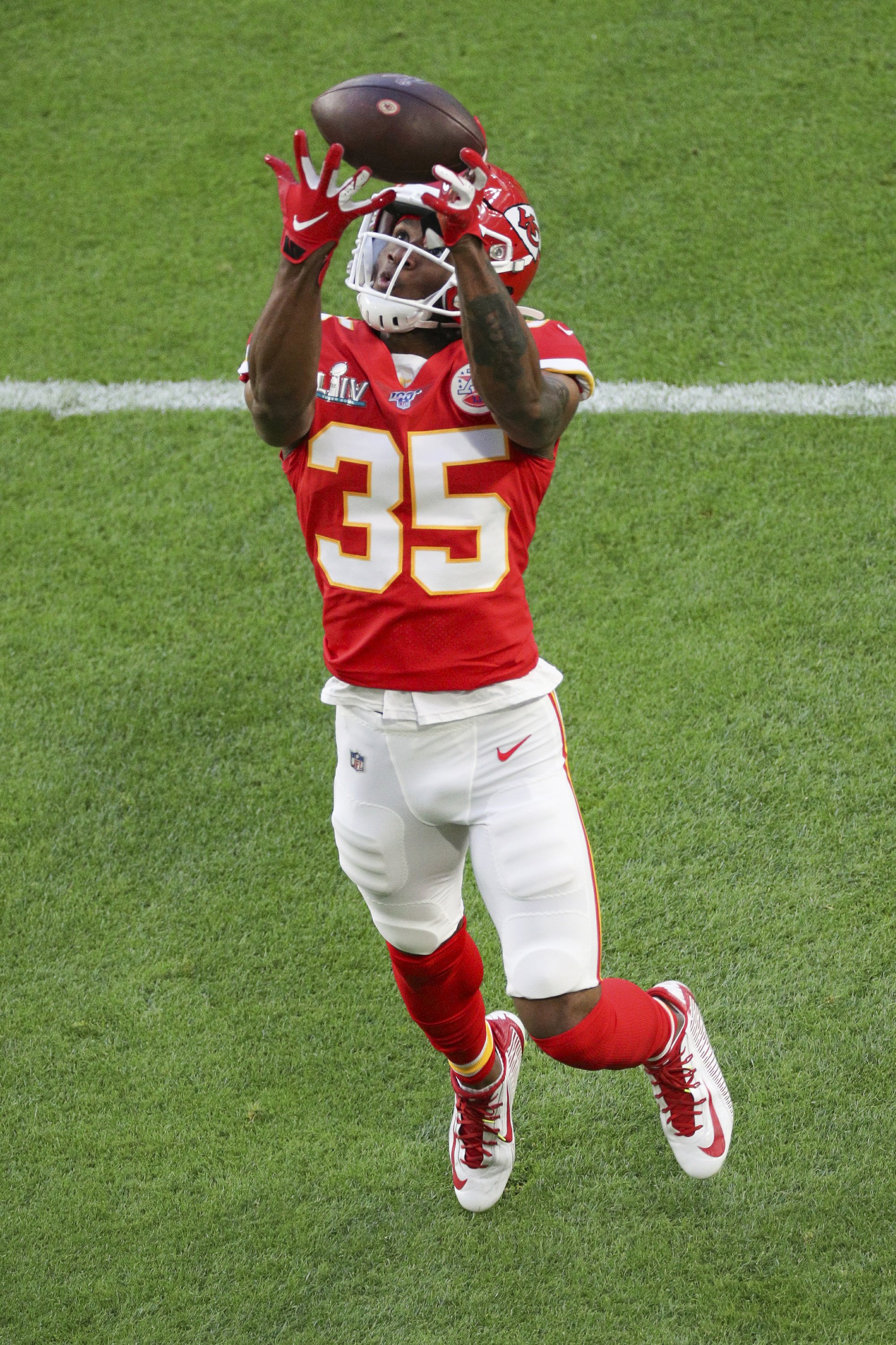 Chiefs cornerback Ward gets biggest performancebased bonus AP News
