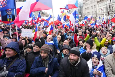 La gente se reúne para una manifestación antigubernamental en la Plaza Vencesla en Praga, República Checa, el sábado 11 de marzo de 2023. Miles de checos se manifestaron el sábado en la capital contra el gobierno, protestando por la alta inflación y exigiendo el fin del apoyo militar del país a Ucrania invadida por Rusia. (AP Photo/Petr David Josek)